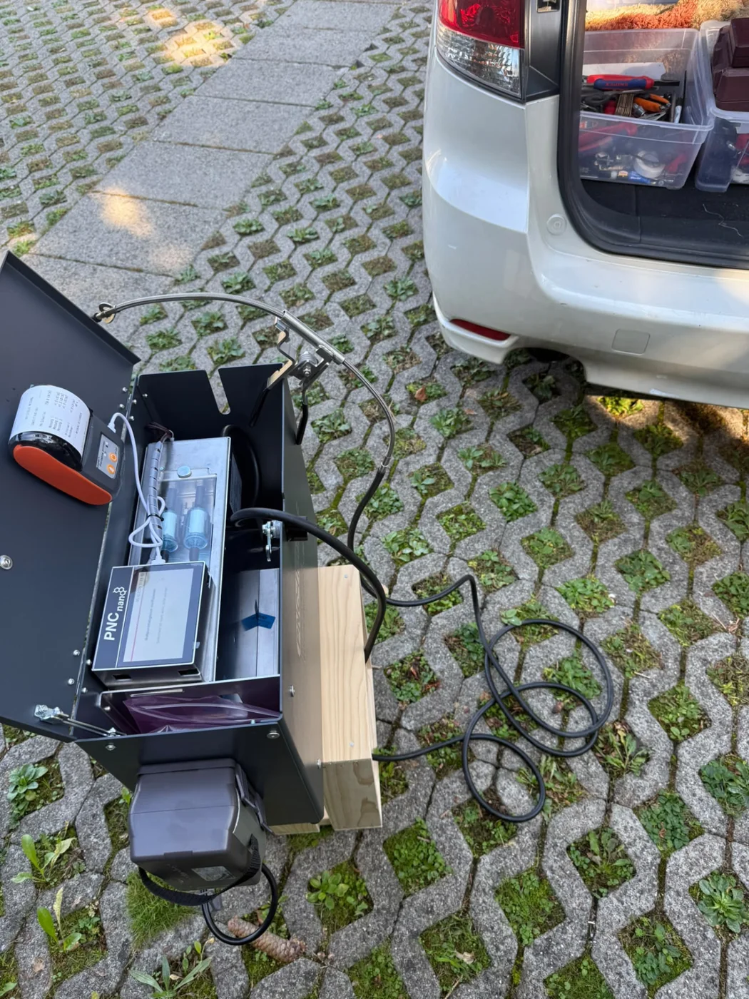 Mobile Partikelfiltermessung direkt vor Ort Mobiles PNC-nano Partikelmessgerät im Einsatz an einem Diesel-Auto
